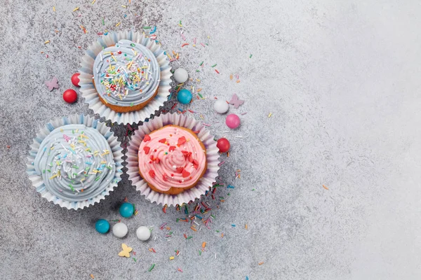 カラフルな装飾とお菓子の甘いカップケーキ あなたの挨拶のためのスペースのトップ ビュー — ストック写真