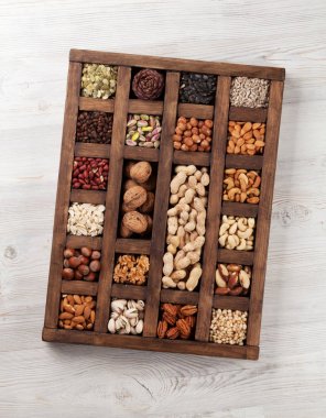 Çeşitli fındık seçim: fıstık, fındık, kestane, ceviz, Antep fıstığı ve pecans ahşap kutusunda. Üstten Görünüm