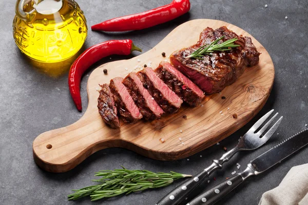 Grilované Plátky Hovězí Steak Prkénku Přes Kamenný Stůl — Stock fotografie