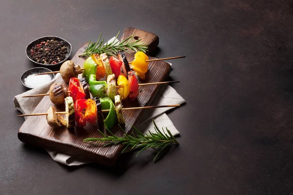 Gegrilde Groenten Snijplank Donkere Stenen Tafel Met Kopie Ruimte — Stockfoto