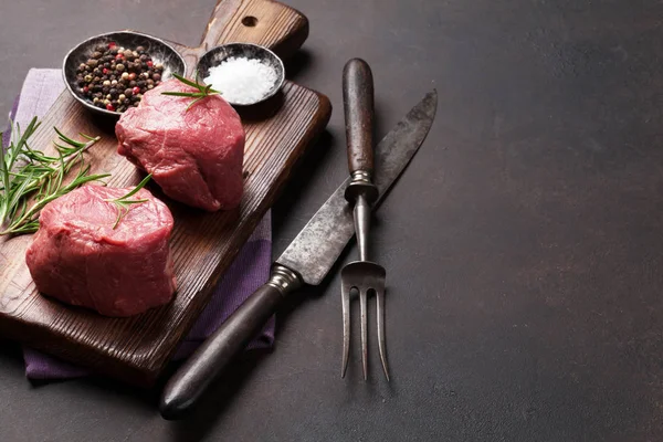 Filetto Crudo Cottura Bistecca Sul Tavolo Pietra Con Spazio Testo — Foto Stock