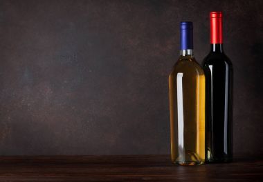 Kırmızı ve beyaz şarap şişeleri blackboard duvar önünde. Kopya alanı ile metin için