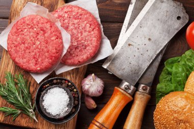 Sığır eti, domates, peynir, salatalık, marul ile yemek lezzetli ızgara ev yapımı hamburger. Üstten Görünüm