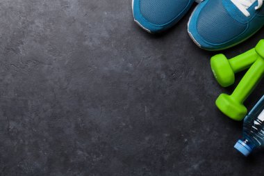 Fitness kavramı arka plan ile spor ayakkabı, halter, su şişesi. Metin alanı olan Üstten Görünüm