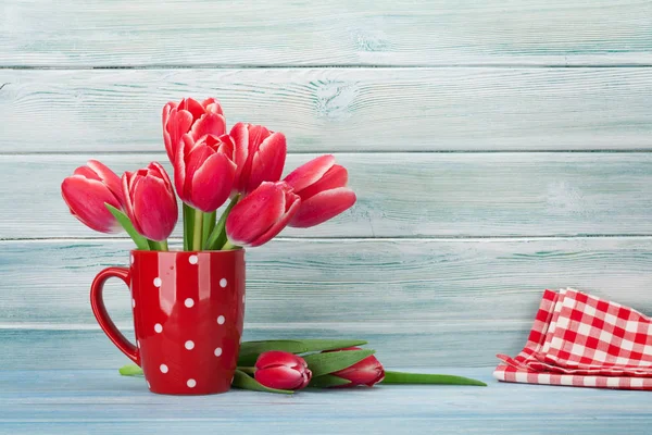 Bouquet Tulipes Rouges Tasse Devant Mur Bois Avec Espace — Photo