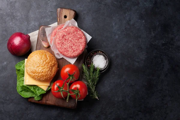 Chutné Grilované Domácí Hamburgery Vaření Hovězí Rajčata Sýr Okurka Hlávkový — Stock fotografie