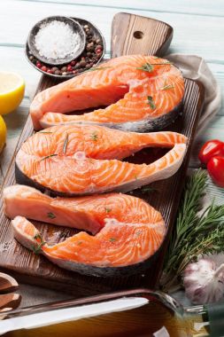 Kesme tahtasında baharatlı çiğ somon balığı bifteği. Üst görünüm