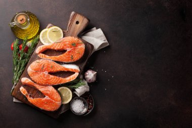 Çiğ somon balık fileto kesme tahtası üzerinde yemek baharatlar ile. Metin alanı olan Üstten Görünüm