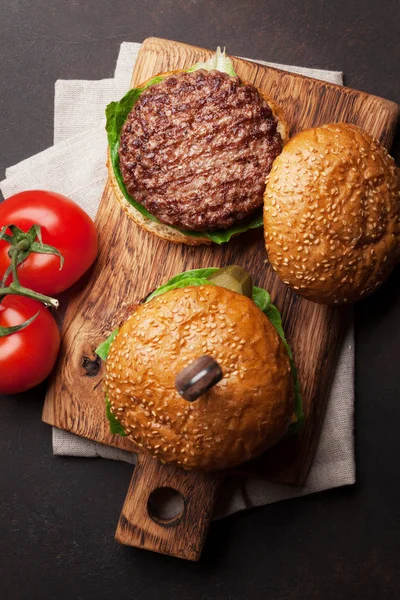 Sabrosas Hamburguesas Caseras Parrilla Con Carne Res Tomate Queso Pepino —  Fotos de Stock