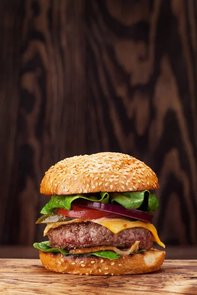 Leckere Gegrillte Hausgemachte Burger Mit Rindfleisch Tomaten Käse Gurken Und — Stockfoto