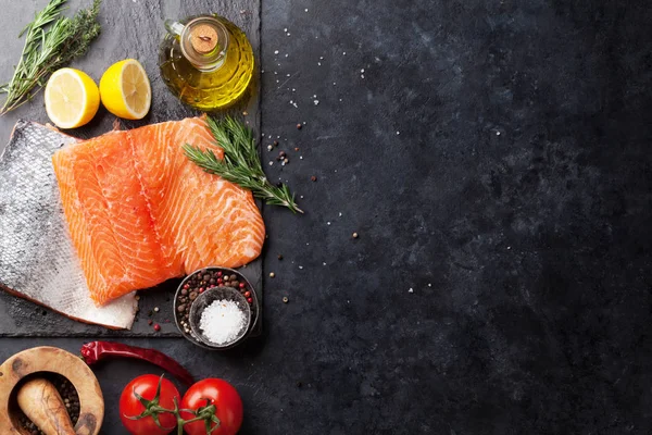 Filet Poisson Saumon Cru Avec Cuisson Aux Épices Sur Planche — Photo