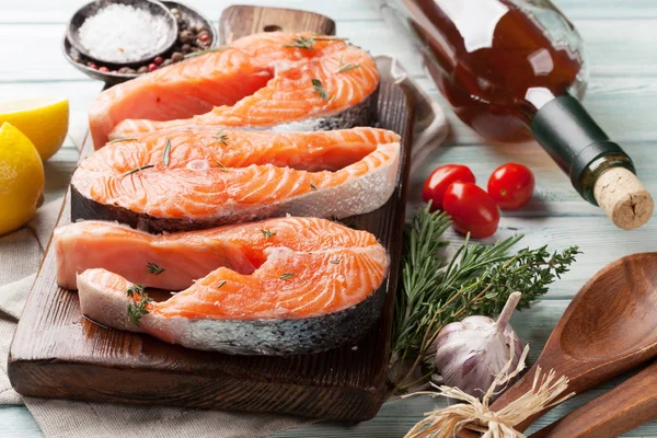 Lax Fiskfileér Med Kryddor Matlagning Skärbräda — Stockfoto