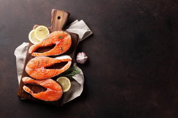 生鲑鱼鱼牛排配香料在切板上烹调 具有文本空间的顶部视图 — 图库照片