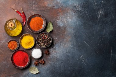 Renkli baharat taş masada. Üstten Görünüm ile tarifi için yer