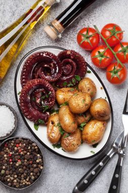 Izgara ahtapot küçük patates otlar ve baharatlar ile. Üstten Görünüm