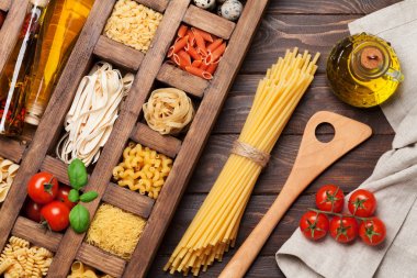 Ahşap kutu ve çeşniler çeşitli makarna. Pişirme kavramı. Üstten Görünüm