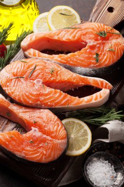 Çiğ somon balık fileto kesme tahtası üzerinde yemek baharatlar ile