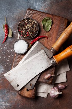 Vintage mutfak gereçleri ve baharat kesme tahtası üzerinde. Pişirme kavramı. Üstten Görünüm