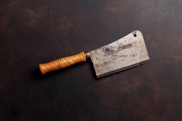 石のテーブルの上のビンテージ肉ナイフ トップ ビュー — ストック写真