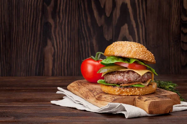 Tasty Grilled Homemade Burger Cooking Beef Tomato Cheese Cucumber Lettuce — Stock Photo, Image