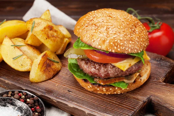 Saboroso Hambúrguer Caseiro Grelhado Cozinhar Com Carne Bovina Tomate Queijo — Fotografia de Stock