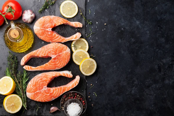 Filete Salmón Crudo Con Especias Cocinadas Sobre Una Mesa Piedra —  Fotos de Stock