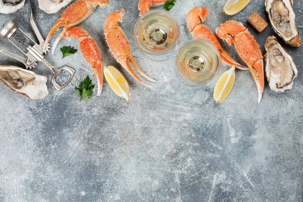 蛤和白葡萄酒 带空格的石桌上的顶部视图 — 图库照片