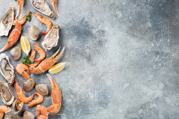 牡蛎龙虾蛤蜊带空格的石桌上的顶部视图 — 图库照片