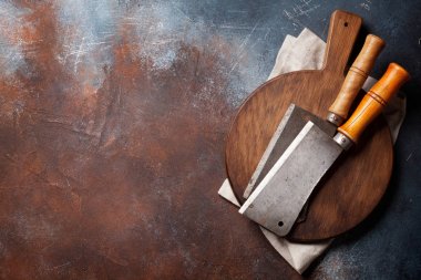 Vintage mutfak eşyaları eski taş masada. Kasap bıçakları. Pişirme kavramı. Üstten Görünüm alanı ile 