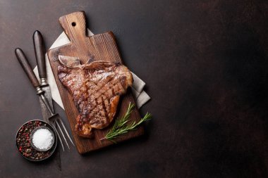 Taş Masa üzerinde ızgara T-bone biftek. Kopya alanı ile Üstten Görünüm