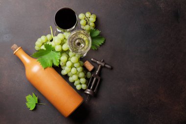 Şişe şarap ve üzüm taş masada. Metin alanı olan Üstten Görünüm