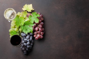 Şarap, gözlük ve üzüm taş masada. Metin alanı olan Üstten Görünüm