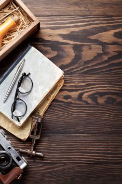 Retro vintage öğeler tablo. Kamera, kitaplar, gözlük, şarap şişesi. Metin alanı olan Üstten Görünüm