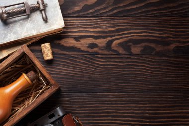 Retro vintage öğeler tablo. Kamera, kitaplar, şarap şişesi. Metin alanı olan Üstten Görünüm