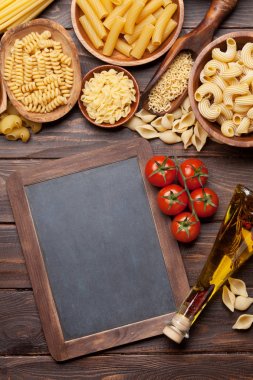 Çeşitli makarna. Pişirme kavramı. Tarifi yeri olan Üstten Görünüm