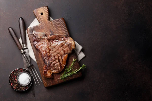 Grilovaný Bone Steak Kamenný Stůl Pohled Shora Kopií Prostor — Stock fotografie