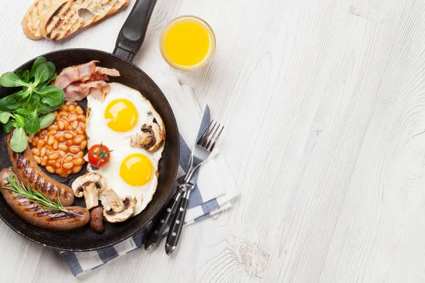 Englisches Frühstück Spiegeleier Wurst Speck Bohnen Toast Tomaten Orangensaft Auf — Stockfoto