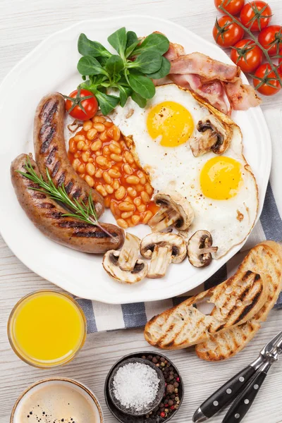 Englisches Frühstück Spiegeleier Wurst Speck Bohnen Toast Tomaten Orangensaft Und — Stockfoto