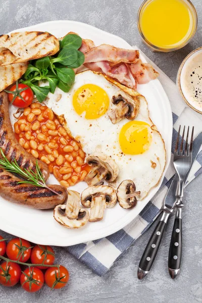 Englisches Frühstück Spiegeleier Speck Bohnen Toast Tomaten Orangensaft Und Kaffeetasse — Stockfoto
