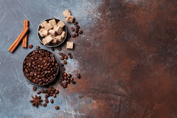 Kaffebönor Och Kryddor Ovanifrån Med Plats För Text — Stockfoto