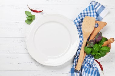 Aletleri ve malzemeler ahşap masa üzerinde pişirme ile boş bir levha. Yemek veya tarifi için alan ile Üstten Görünüm