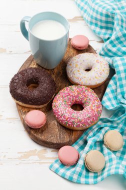 Süt, kurabiye ve donuts ahşap tablo