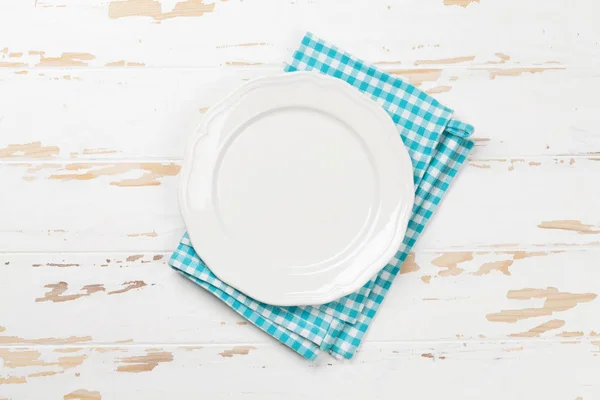木製のテーブルに空のプレート 食事またはレシピのスペース平面図 — ストック写真