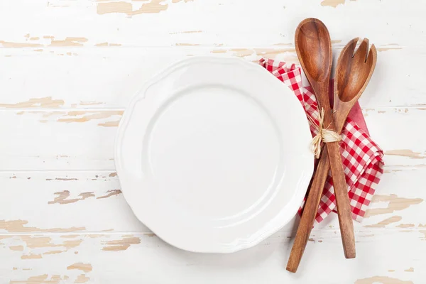 調理器具木製テーブルの上に空のプレート 食事またはレシピのスペース平面図 — ストック写真