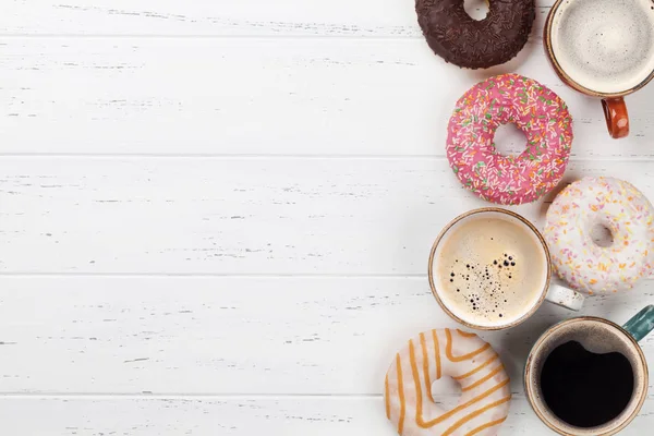 Cangkir Kopi Dan Donat Atas Meja Kayu Tampilan Atas Dengan — Stok Foto