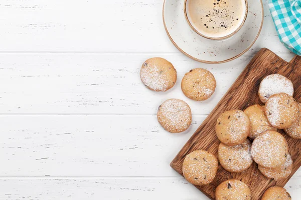 Cookies Skärbräda Och Kaffe Vita Träbord Ovanifrån Med Plats För — Stockfoto