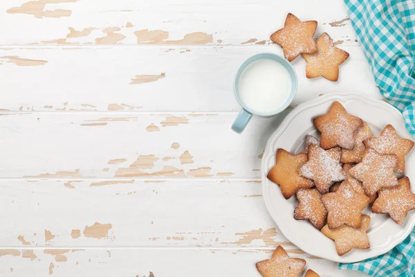 Cookies Och Blå Kopp Mjölk Vita Träbord Ovanifrån Med Kopia — Stockfoto