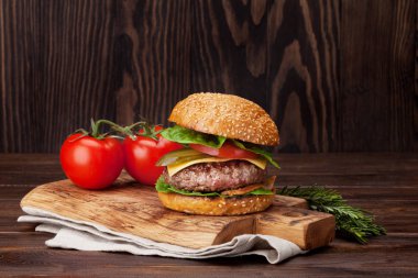 Domates, peynir, salatalık ve marul ile lezzetli ızgara ev yapımı hamburger. Kopya alanı ile