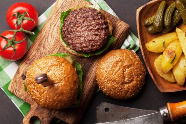 Lezzetli ızgara ev yapımı hamburger. Üstten Görünüm