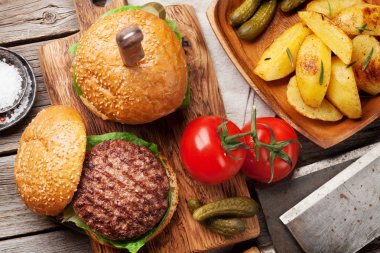 Lezzetli ızgara ev yapımı hamburger. Üstten Görünüm